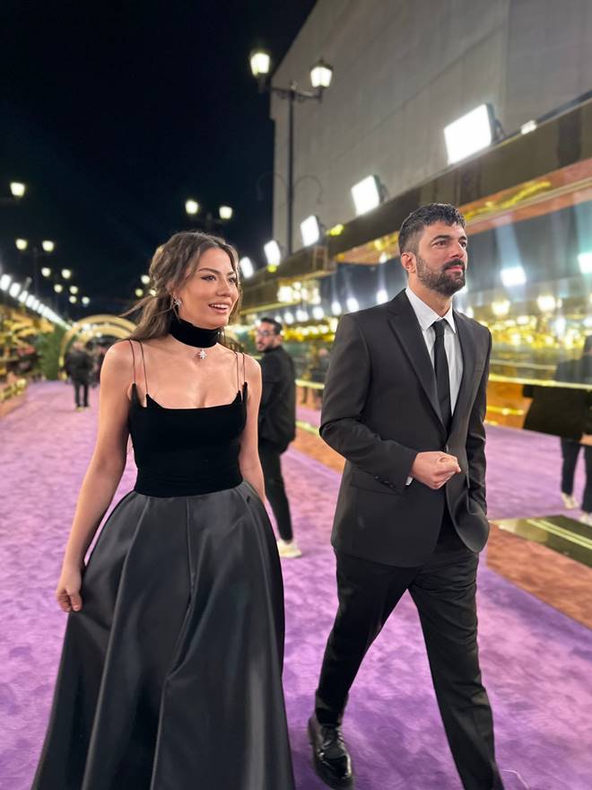 Engin Akyürek ve Demet Özdemir Riyaddaki Joy Awards ödül törenine